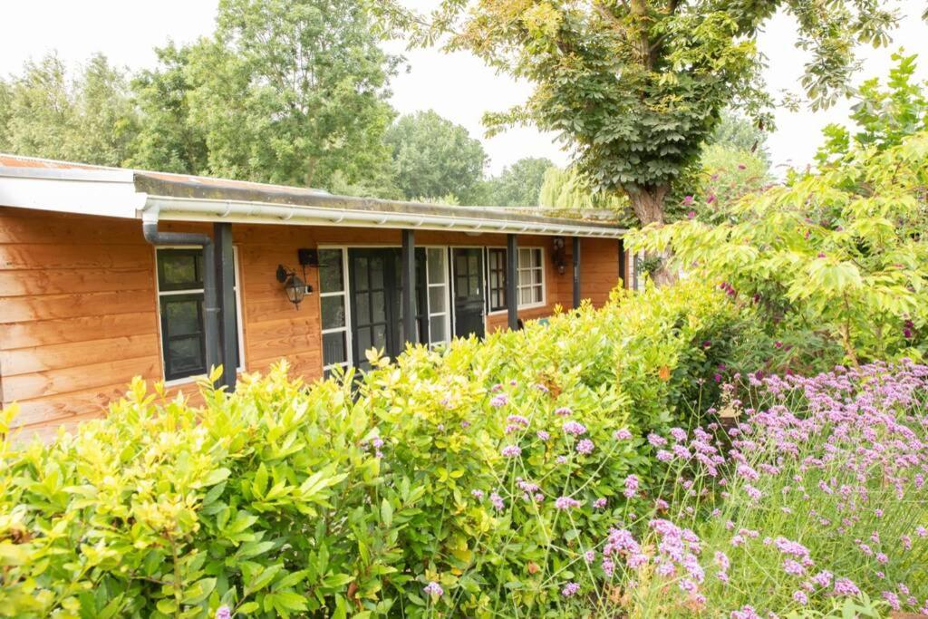 Villa Gezellig Ruim Landelijk Huisje Aan Het Water Spijkenisse Exterior foto